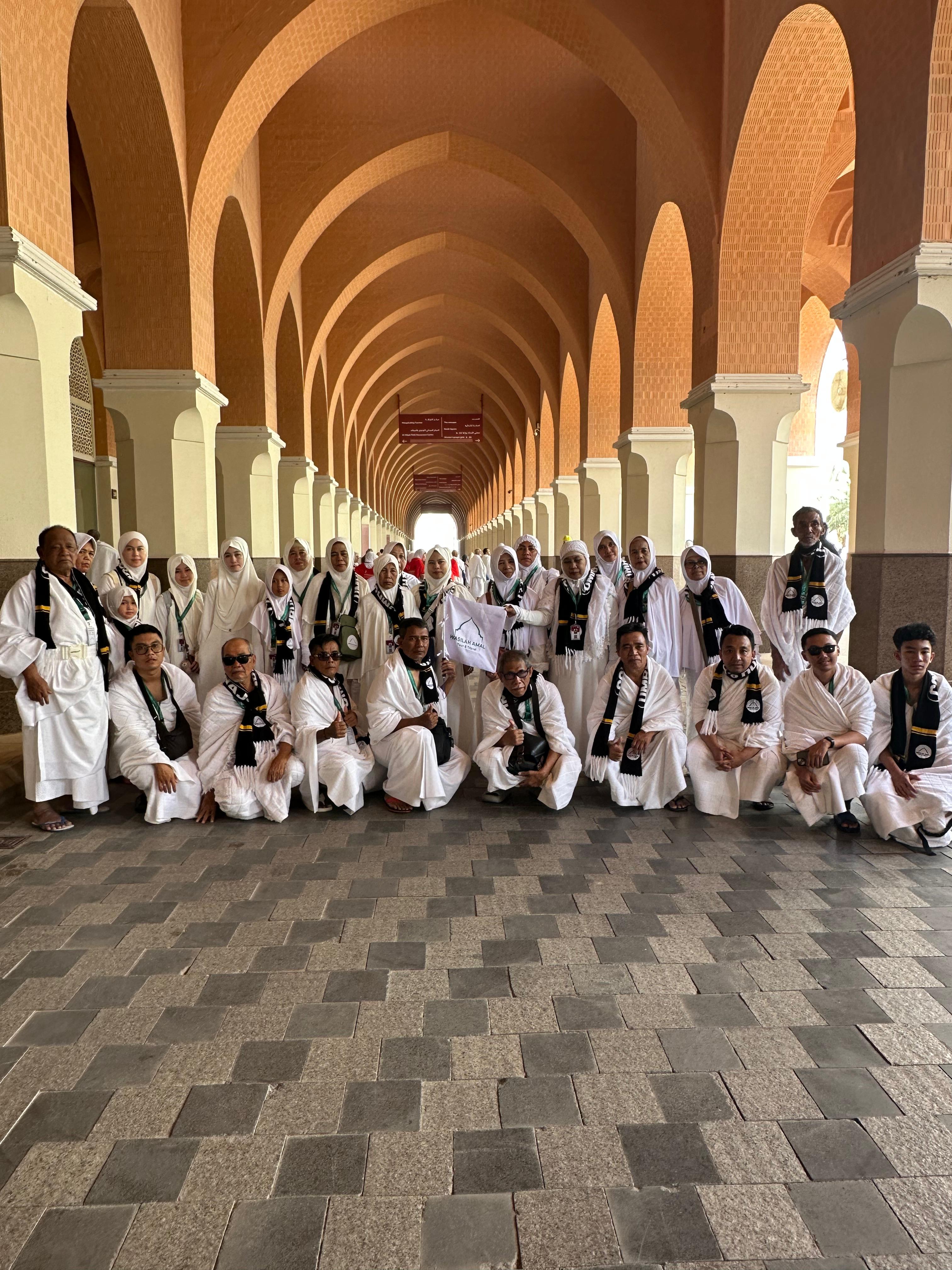 Jamaah Wasilah Amal Tour foto bersama di pelataran masjid