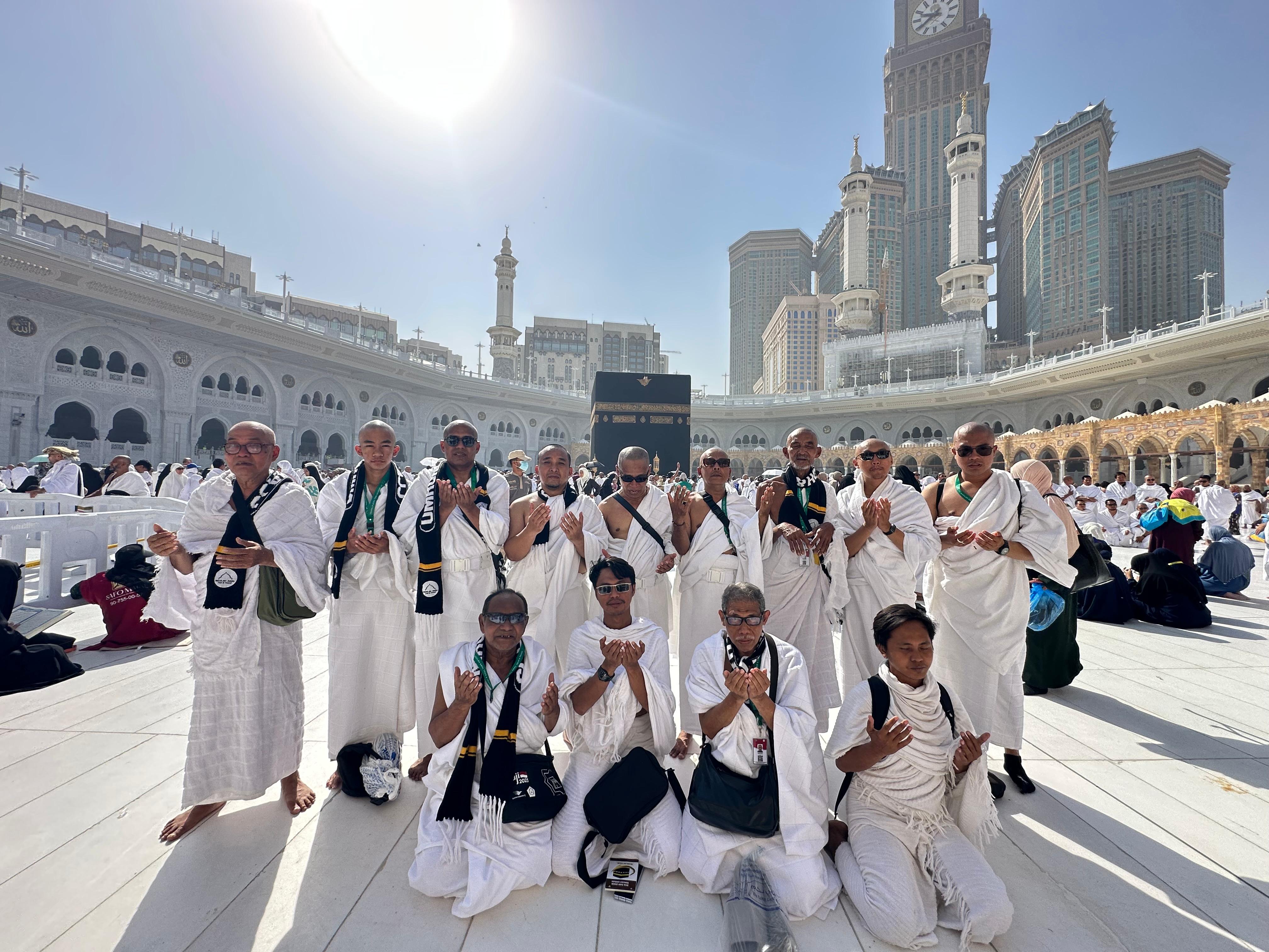 Jamaah Wasilah Amal Tour berdoa di depan Ka'bah