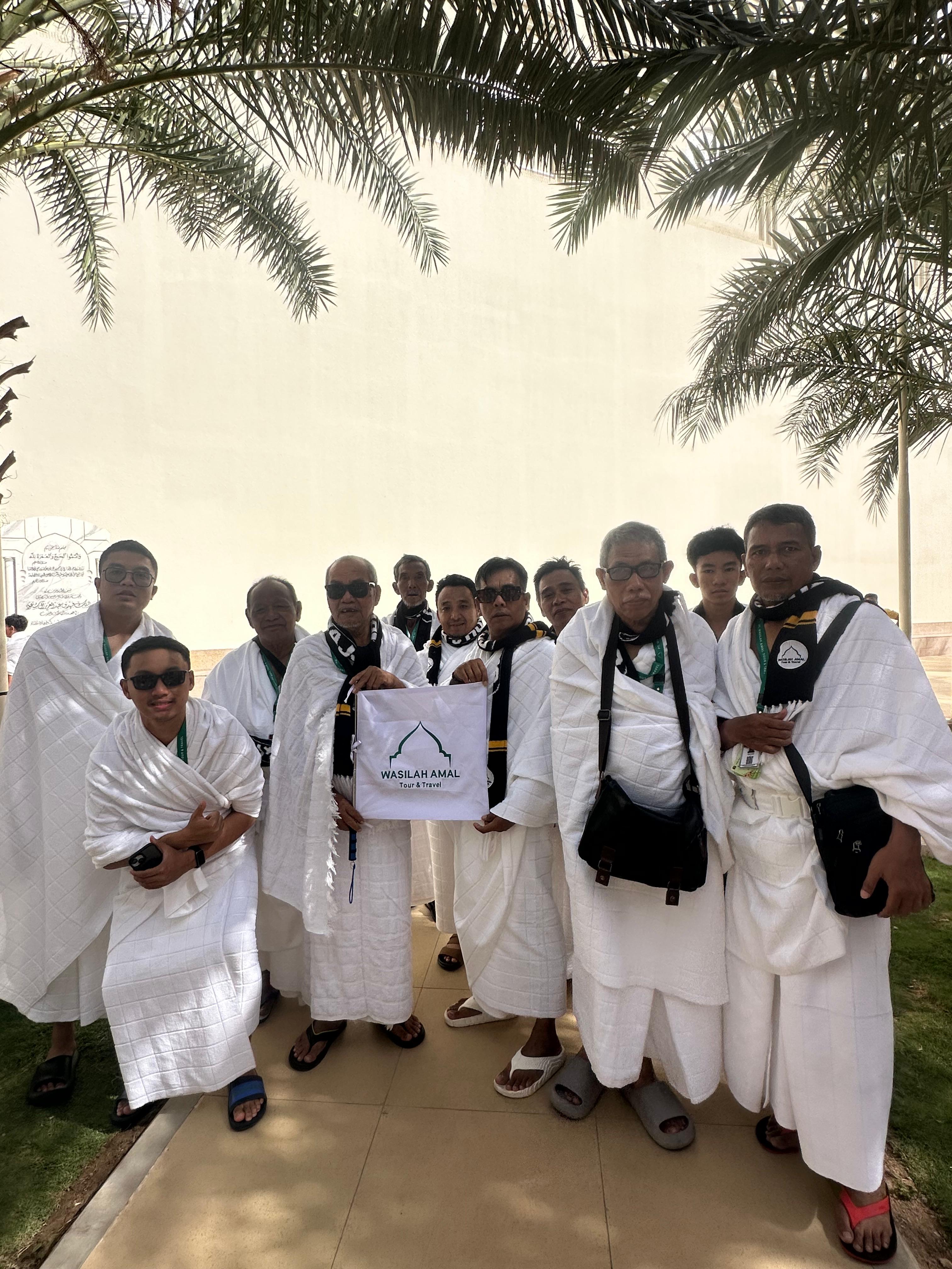 Jamaah pria Wasilah Amal Tour mengenakan ihram
